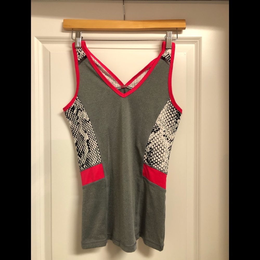 Chrissie by tail v-neck tank.